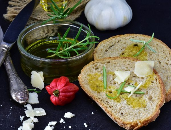 bread-3571268_960_720-e1538753370824 Olio extra vergine di oliva: un piacere unico in Italia